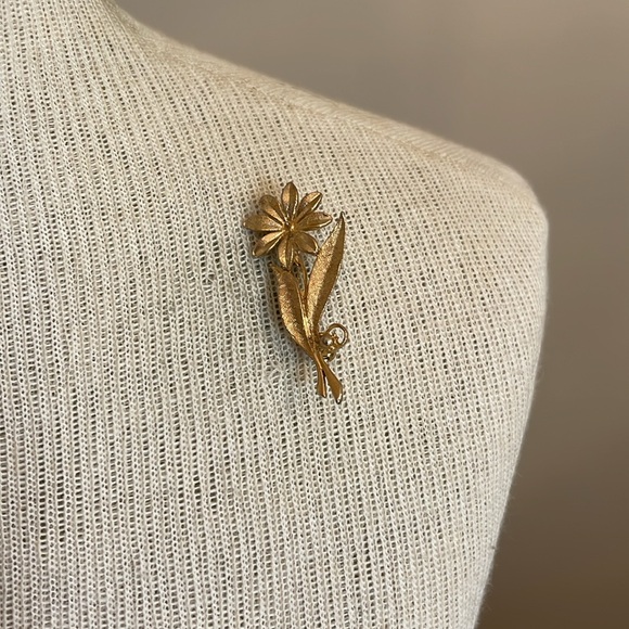 Vintage Textured Daisy Pin - Picture 11 of 14